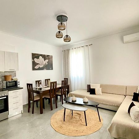 Emanouela'S Apartement In The Center Of Adamas Esterno foto