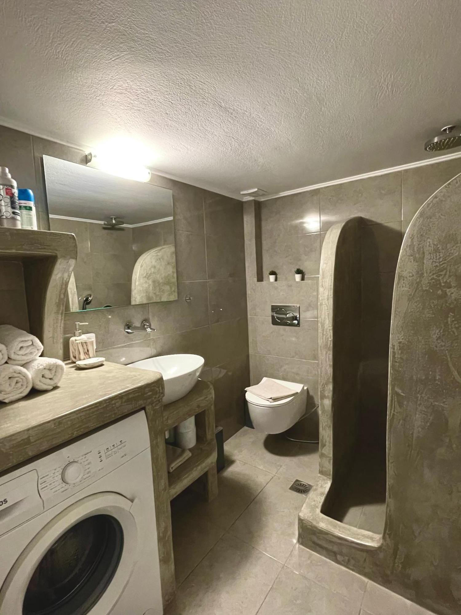 Emanouela'S Apartement In The Center Of Adamas Esterno foto